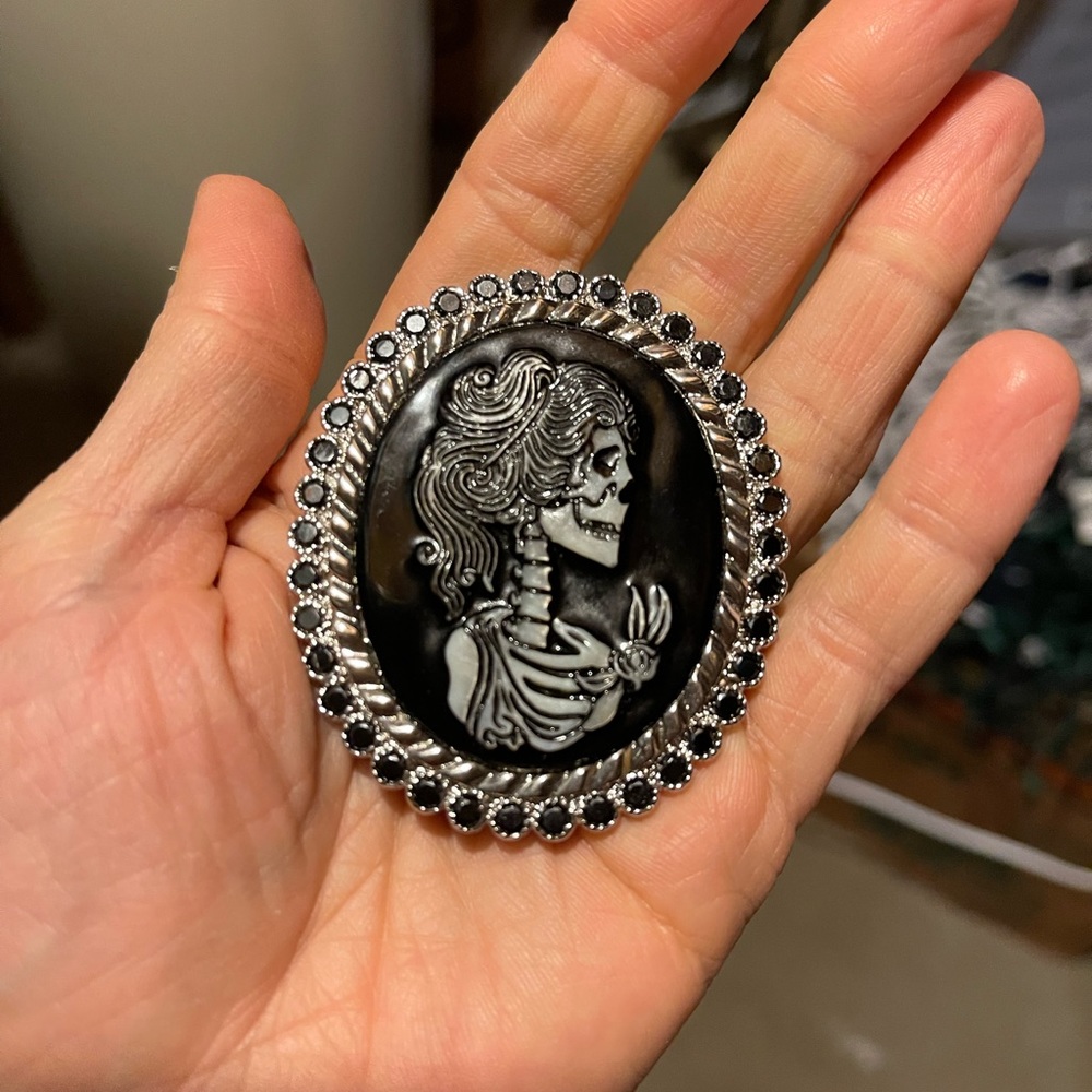 New Evil Pawn Jewelry Cameo skull brooch